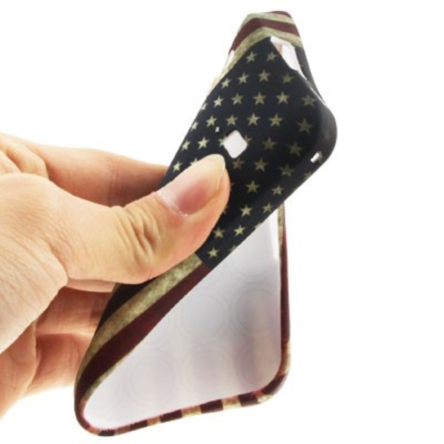 Hand hält eine Handyhülle mit einem amerikanischen Flaggen-Design. Schwarz, rot und weiß.
