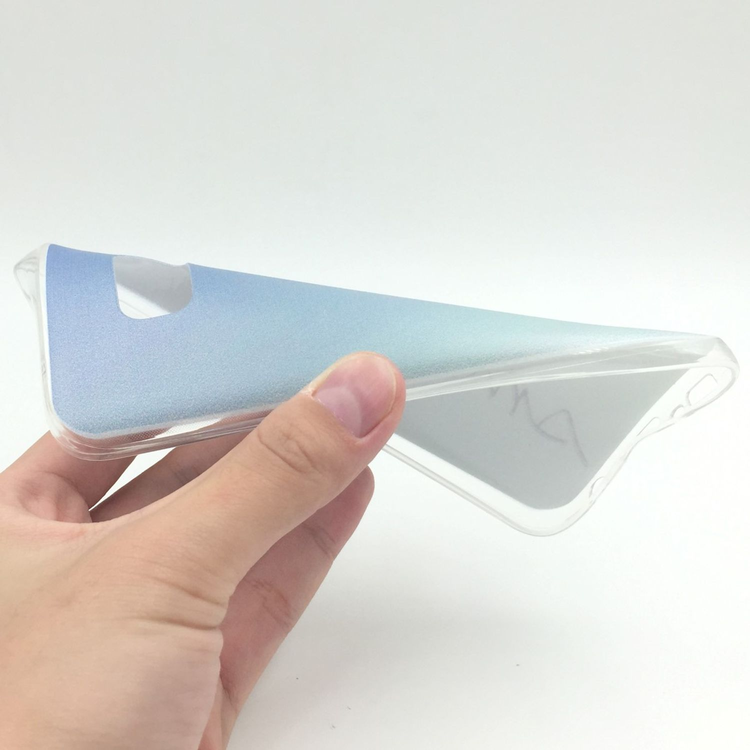 Hand hält eine blau-silberne, durchscheinende Handyhülle. Hintergrund ist weiß.