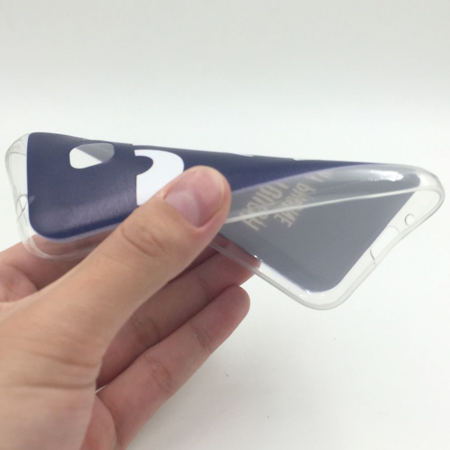 Eine Hand, die eine transparente Handyhülle mit blauem Design hält.