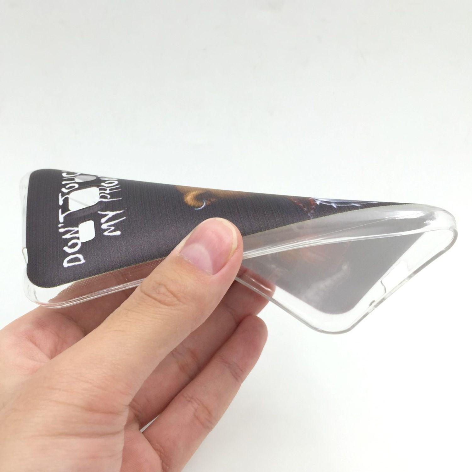 Eine Hand hält eine transparente Handyhülle. Die Hülle hat ein Design mit der Aufschrift "DON'T TOUCH MY PHONE".