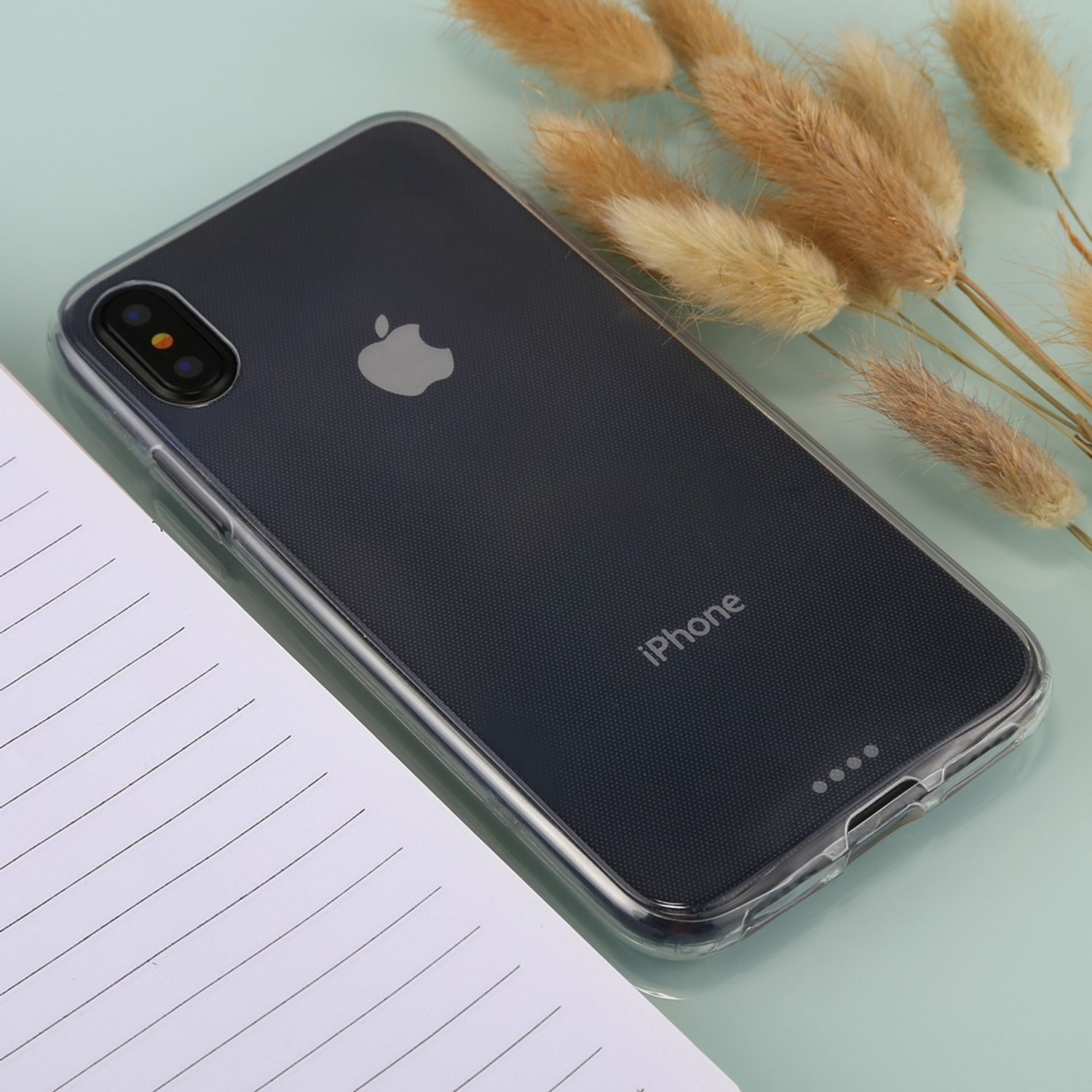 iPhone in einer transparenten Hülle, zeigt die Rückseite des Telefons mit dem 'iPhone'-Logo und der Kamera.