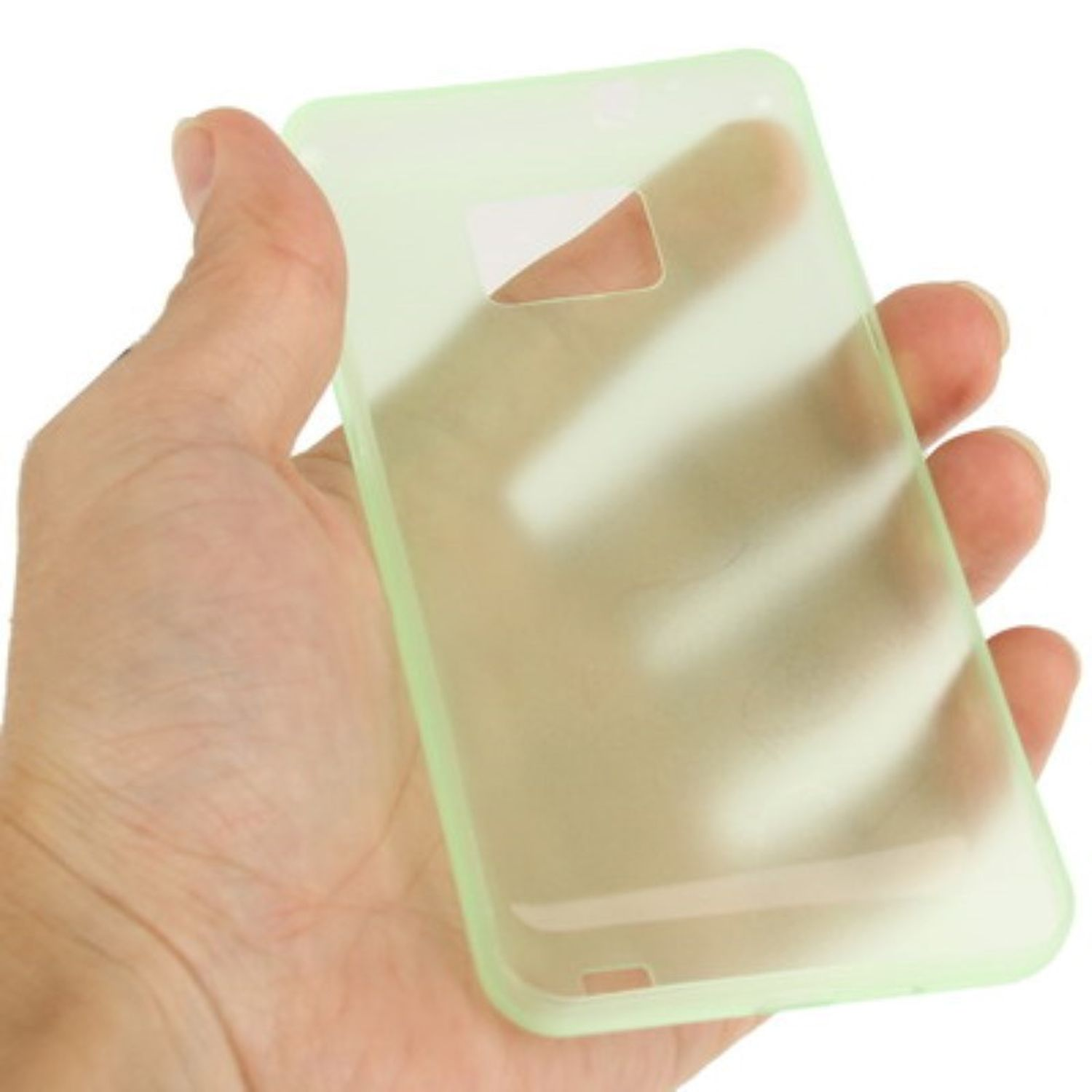Hand hält eine hellgrüne Handyhülle. Weißer Hintergrund.