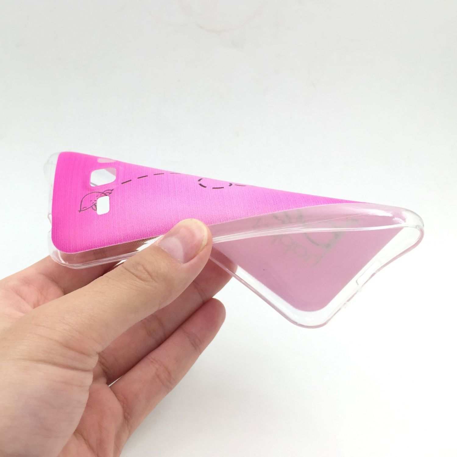 Hand hält eine rosa Handyhülle. Die Hülle hat ein gepunktetes Design.