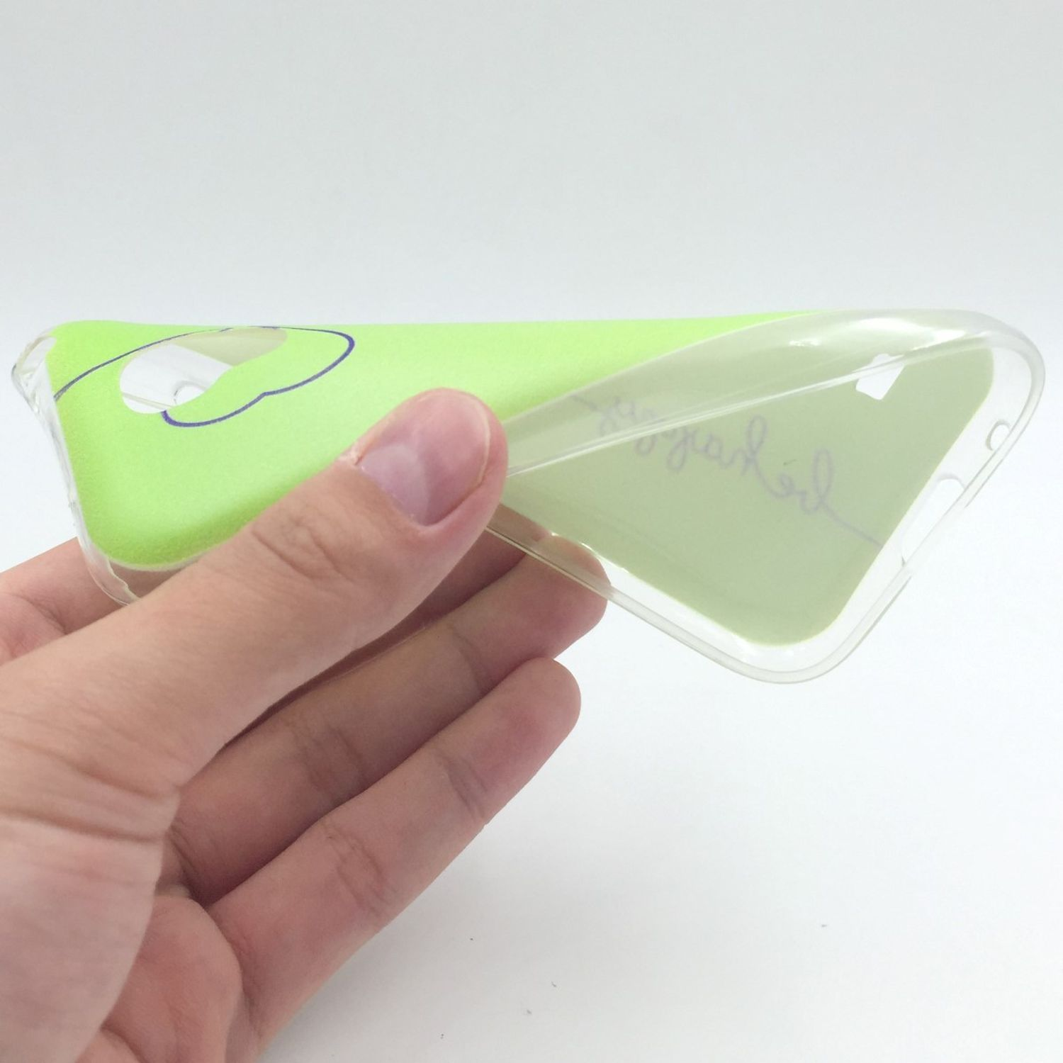 Hand hält eine grüne Handyhülle. Die Handyhülle ist flexibel.