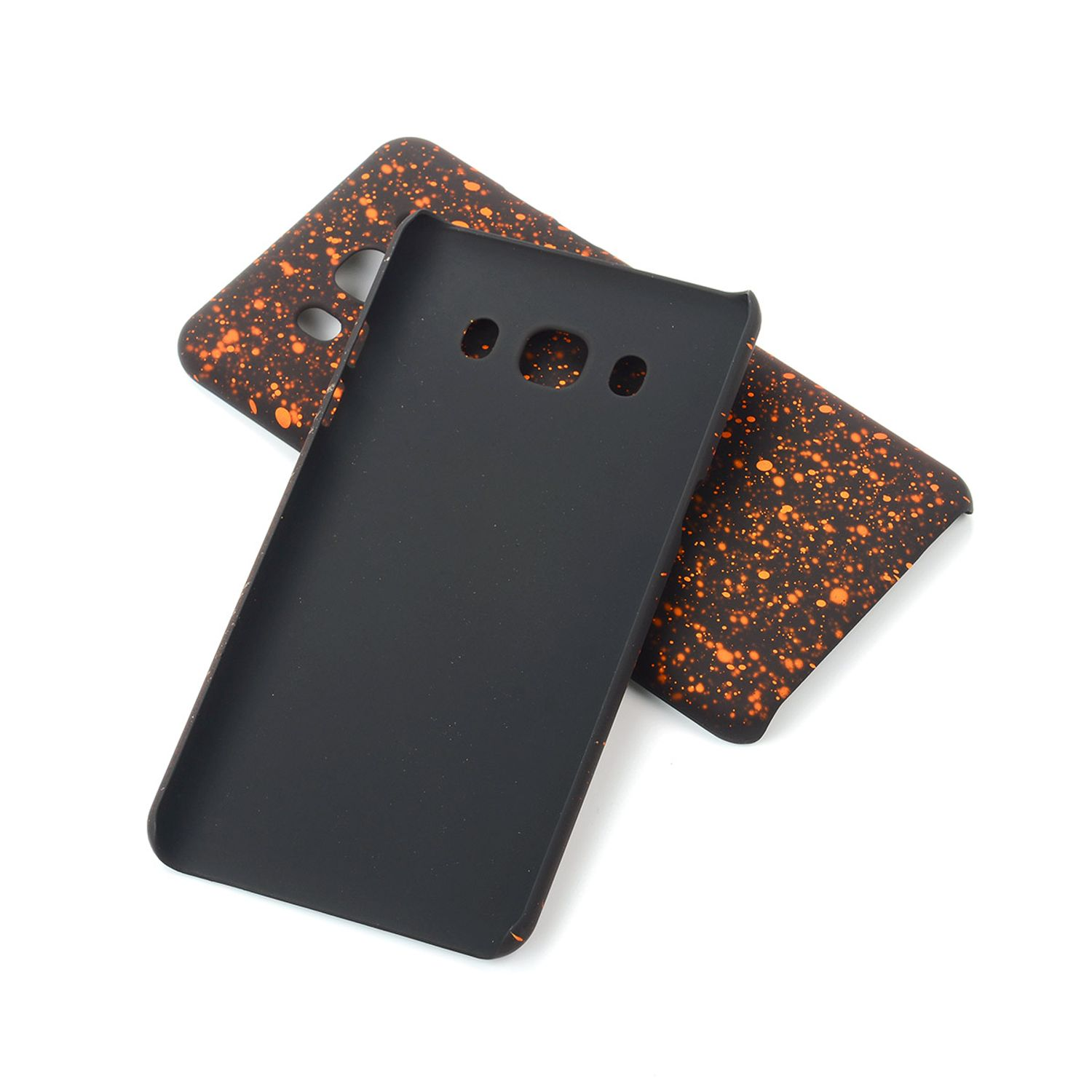 Schwarze Handyhüllen mit orangefarbenen Sprenkeln. Die Hüllen haben Löcher für Kamera und Blitz.