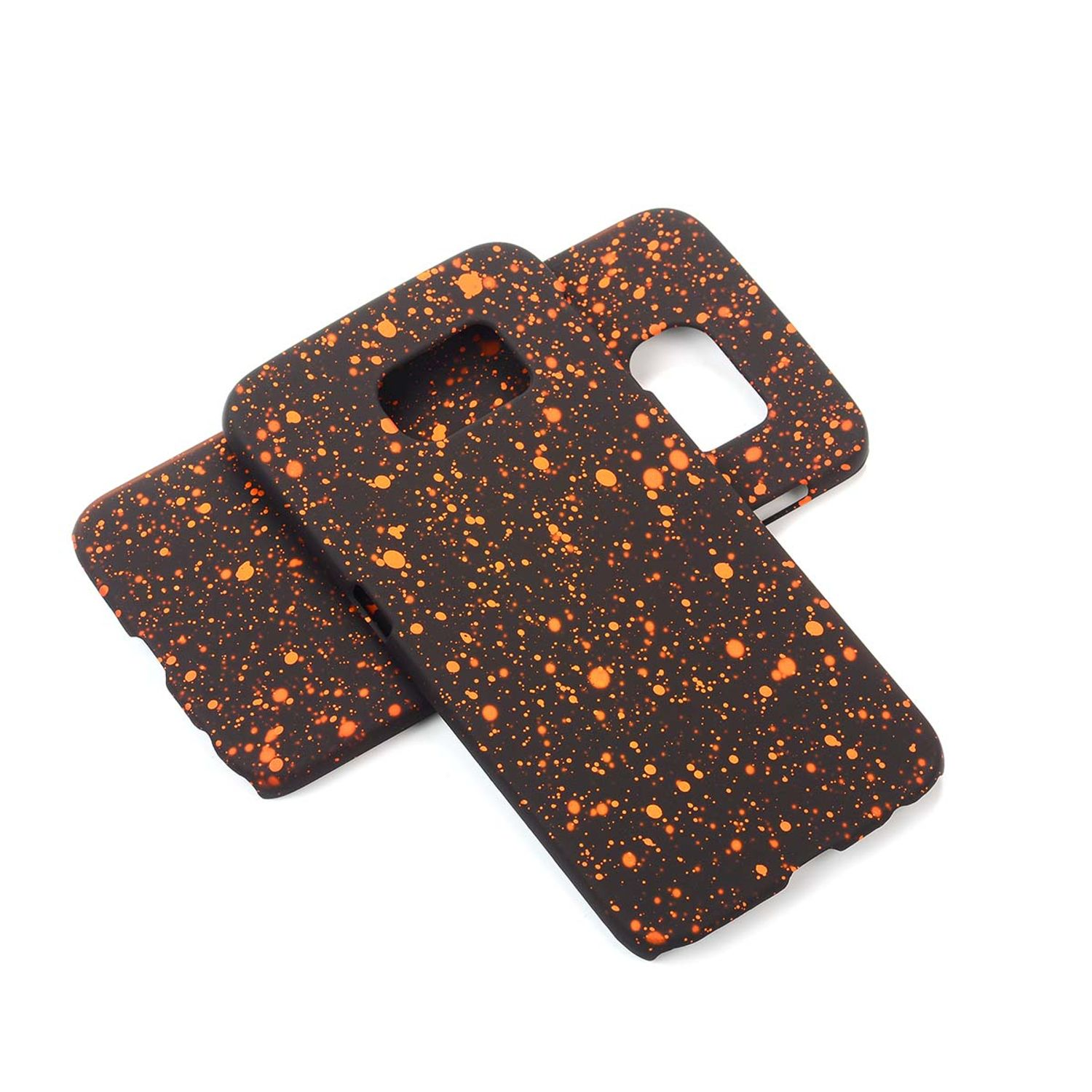 Schwarze Handyhülle mit orangefarbenen Sprenkeln, schräge Ansicht.