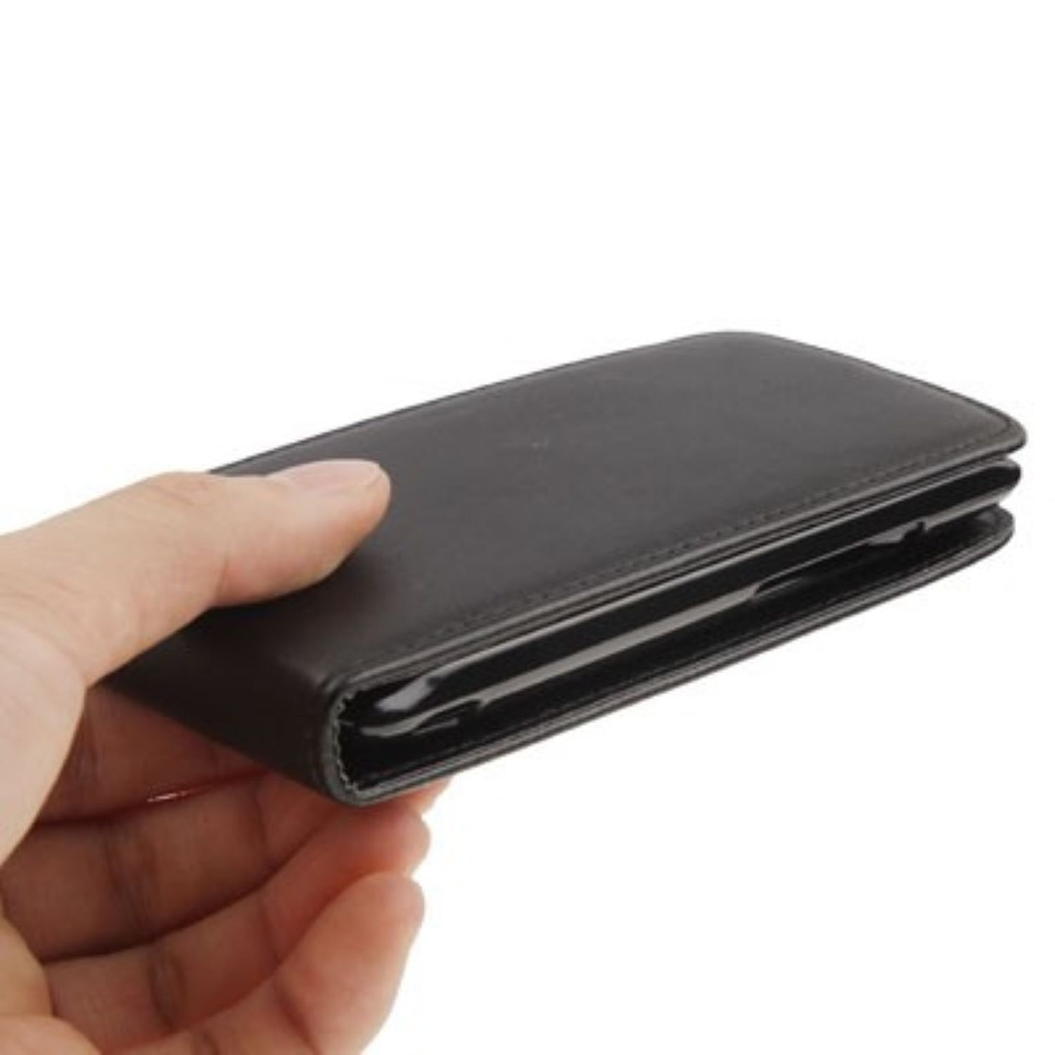 Hand hält eine geschlossene schwarze Handyhülle. Weißer Hintergrund.