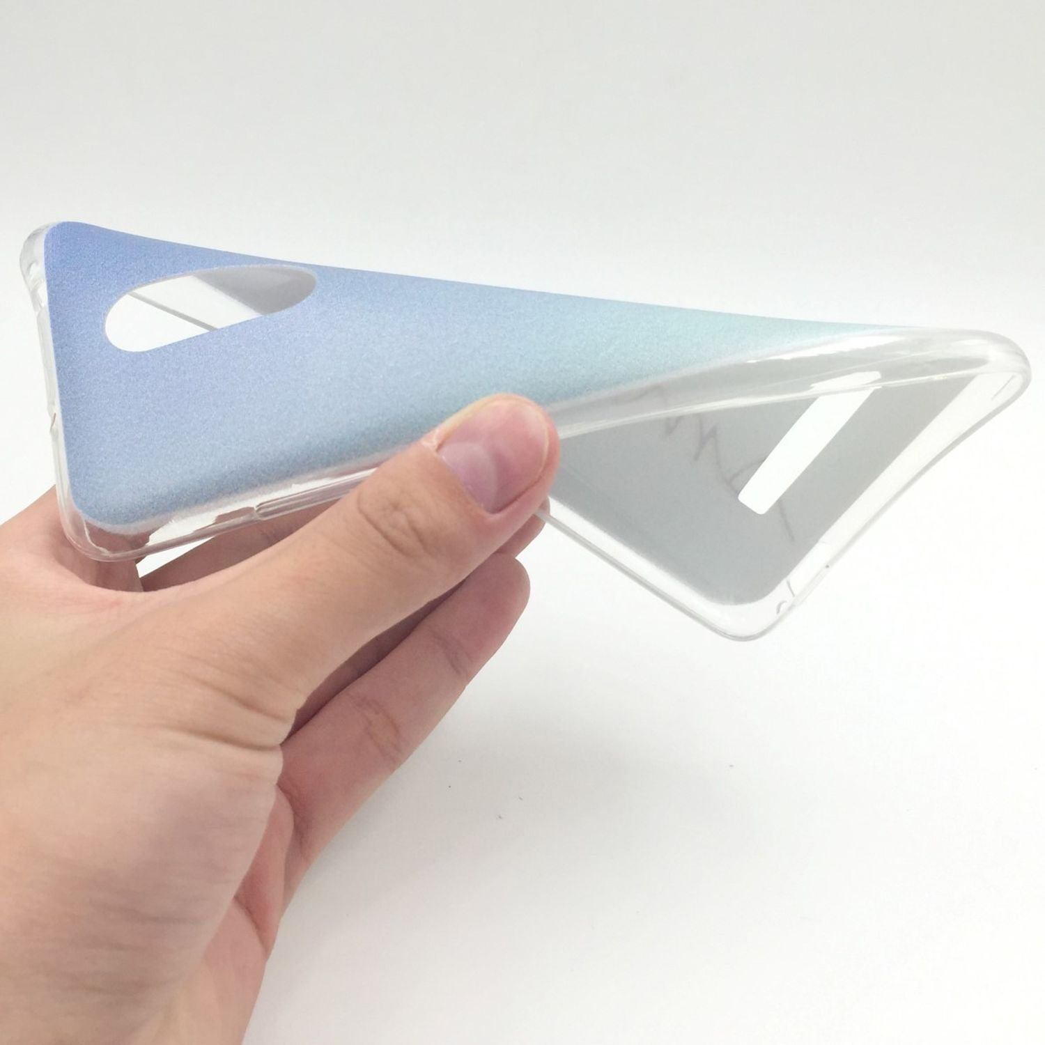 Hand hält transparente Handyhülle mit blauem Design. Weißer Hintergrund.