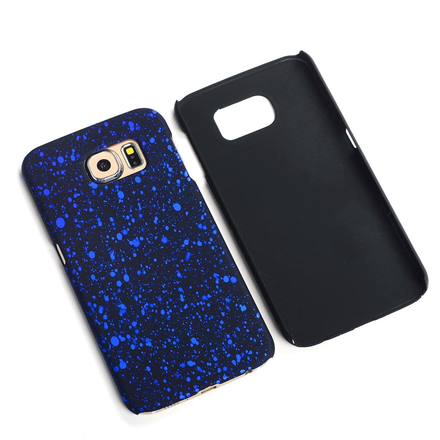 Zwei Handyhüllen. Eine mit blauem Spritzdesign, die andere schwarz. Weißer Hintergrund.