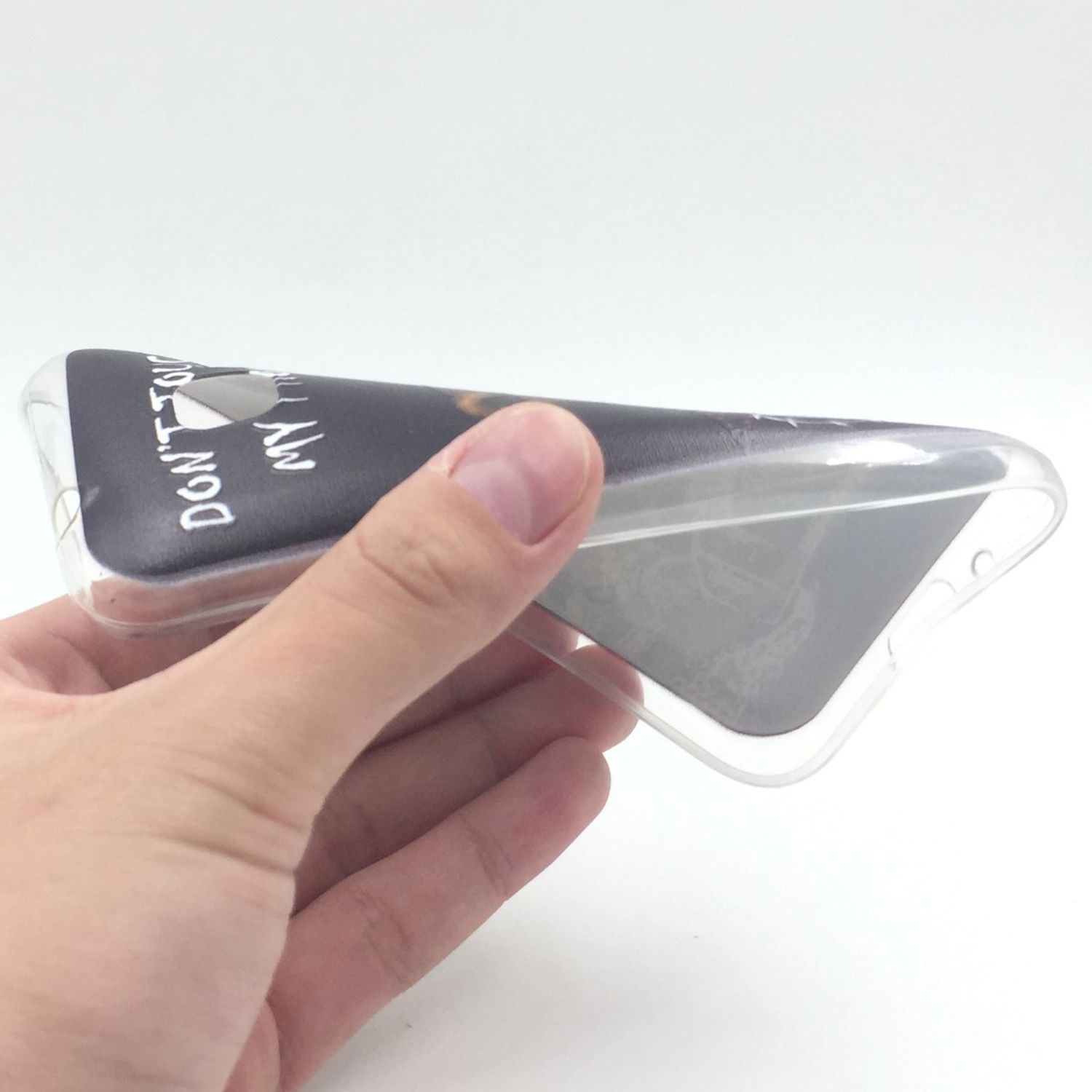 Transparente Handyhülle mit schwarzem Design, gehalten von einer Hand.