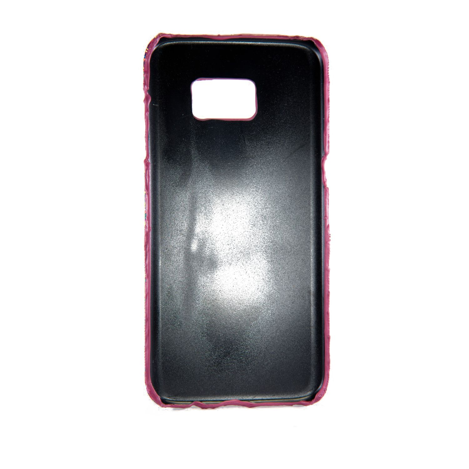 Eine schwarze Handyhülle mit pinkfarbenem Rand. Die Hülle liegt auf einer weißen Oberfläche.