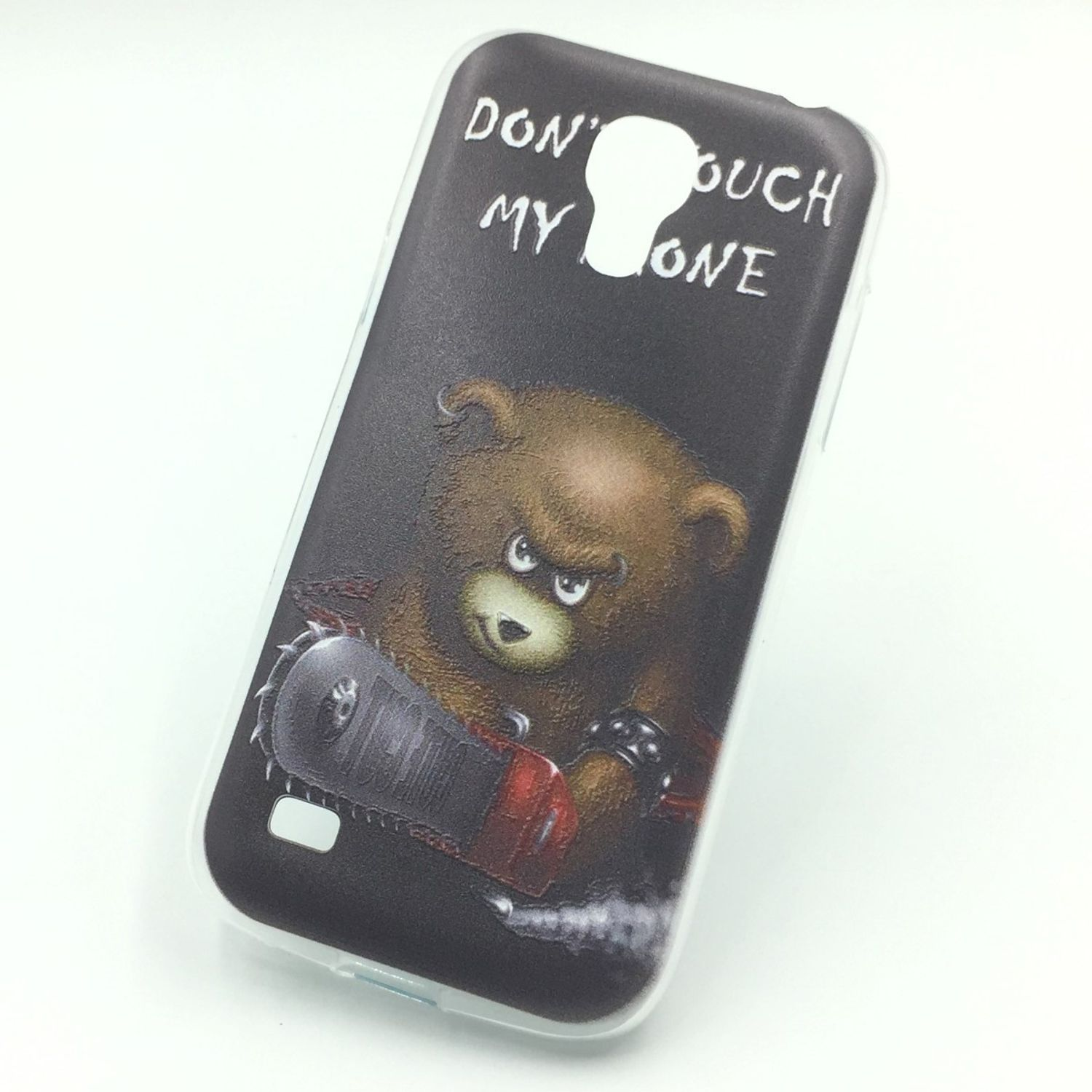 Schwarze Handyhülle mit Teddybär, der eine Kettensäge hält und Text enthält.