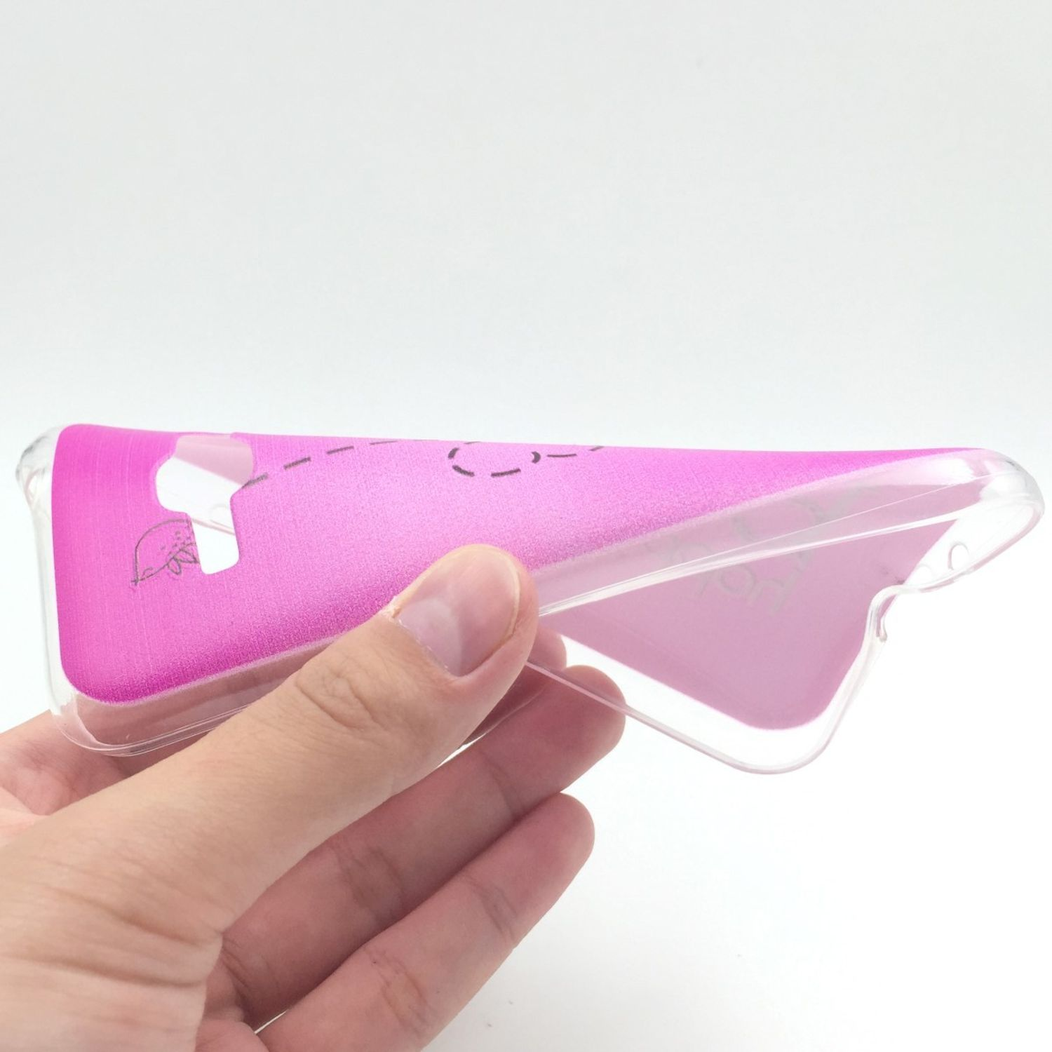 Eine Hand, die eine rosa Handyhülle hält. Die Hülle hat ein Design und ist durchsichtig.