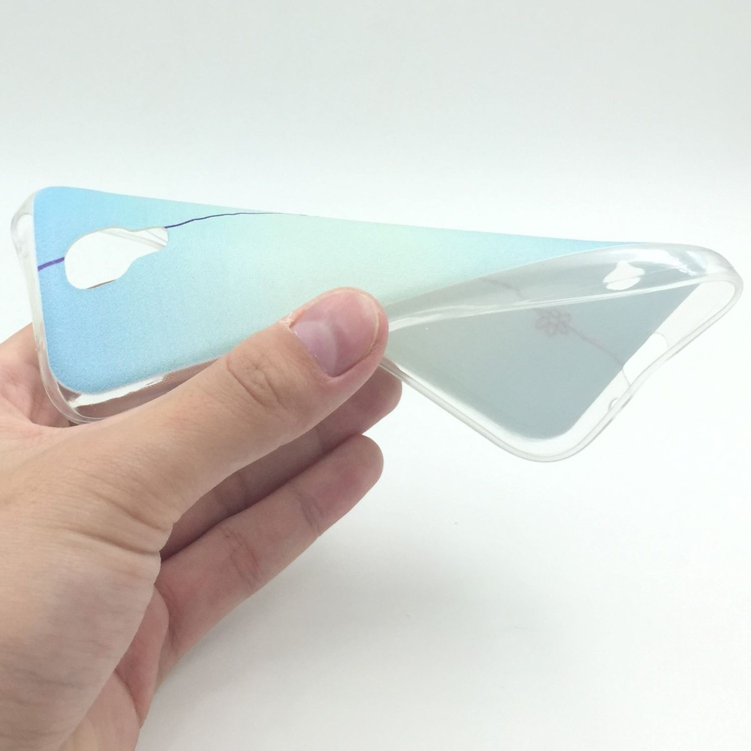 Hand hält eine transparente Handyhülle mit blau-weißem Farbverlauf.