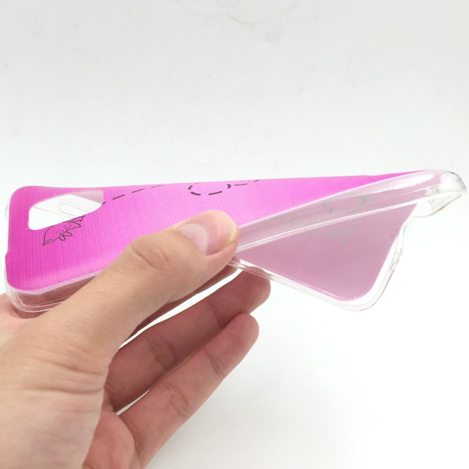 Eine Hand hält eine rosa Handyhülle. Die Hülle hat ein Design drauf.