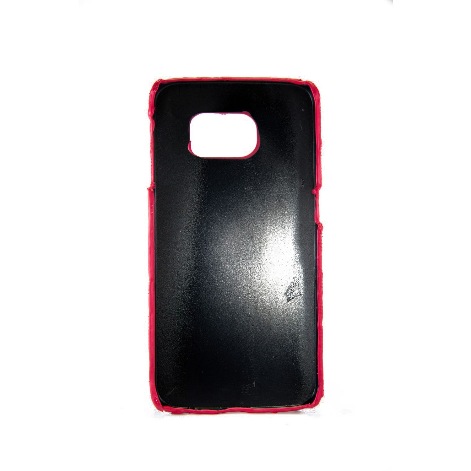 Schwarze Handyhülle mit roter Umrandung.