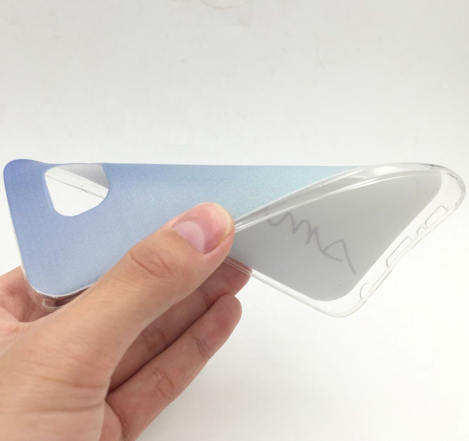 Hand hält eine transparente Handyhülle mit blauem und weißem Farbverlauf.