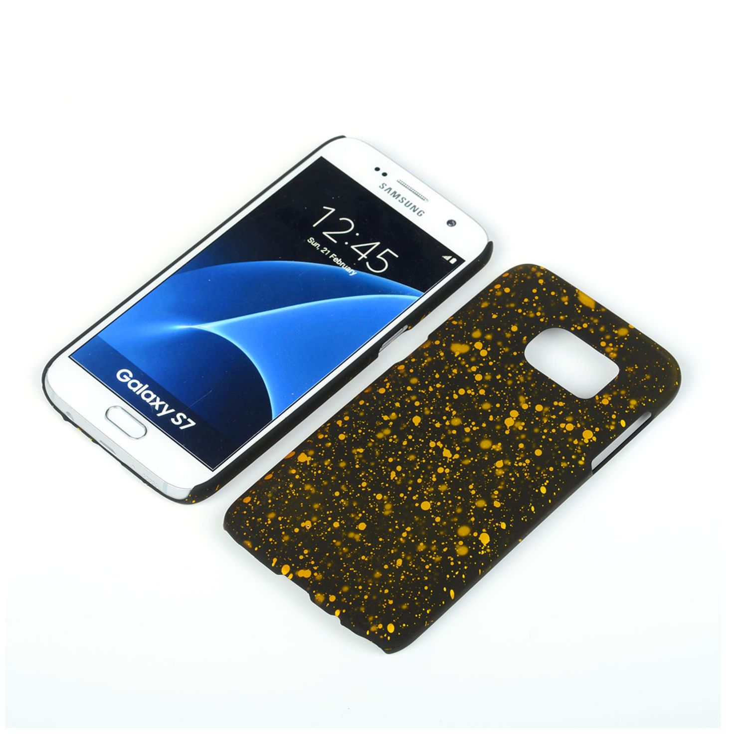 Weißes Samsung Galaxy S7 neben einer schwarz-gelb gesprenkelten Hülle. Weißer Hintergrund.