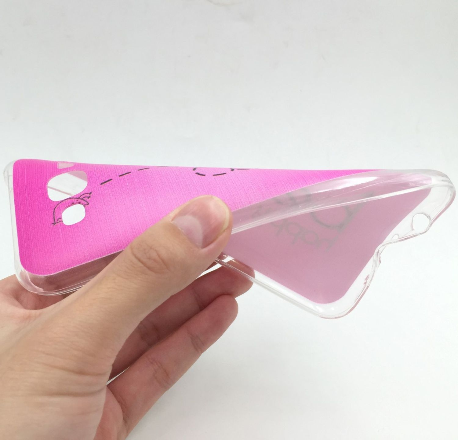 Eine Hand, die eine Handyhülle hält. Die Hülle ist rosa mit einem Design darauf.