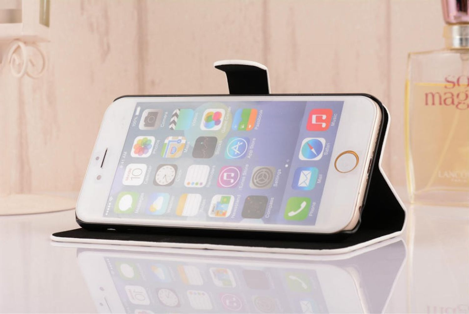 Ein weißes iPhone in einer schwarz-weißen Hülle. Das Telefon ist geöffnet und zeigt seine Apps.