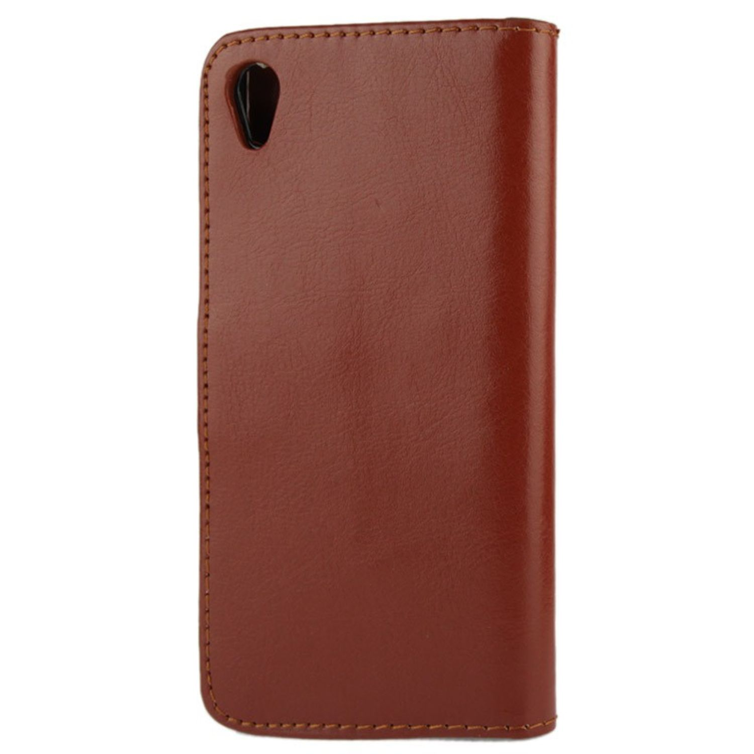 Geschlossene braune Leder-Handyhülle mit Loch für die Kamera. Weißer Hintergrund.