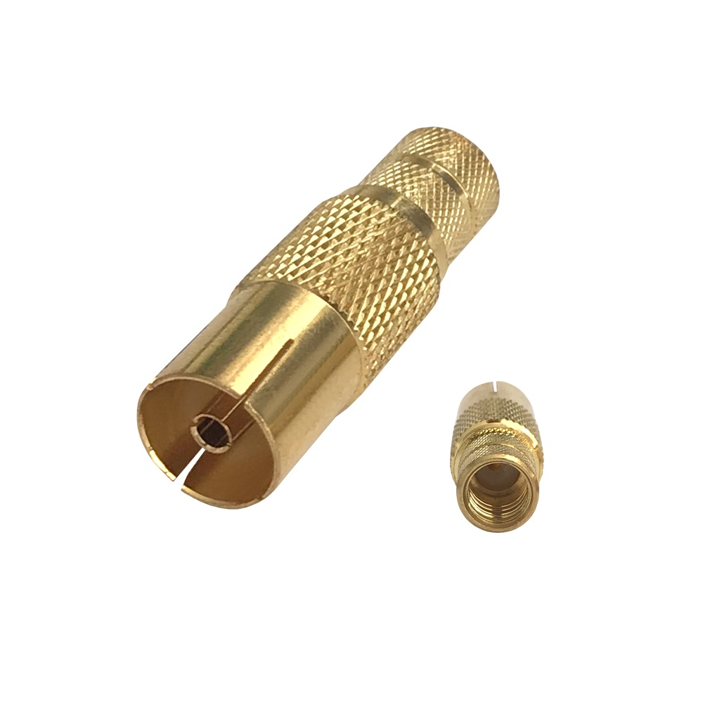 Zwei goldfarbene Koaxialkabelstecker auf weißem Hintergrund.