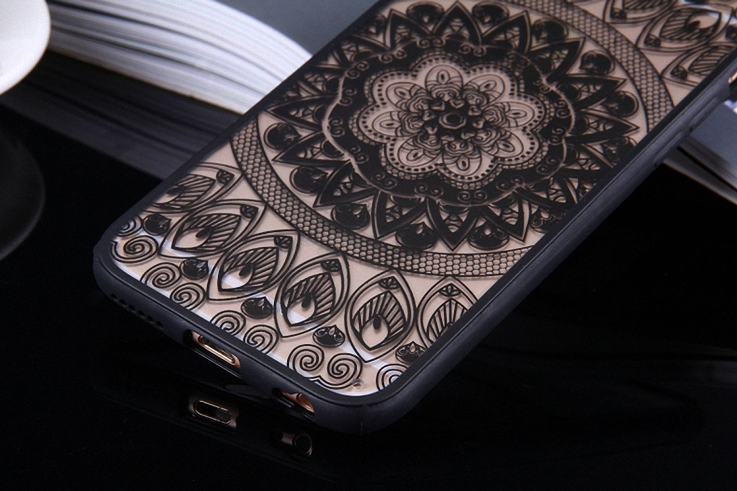 Nahaufnahme einer Handyhülle mit aufwändigem Mandala-Design.