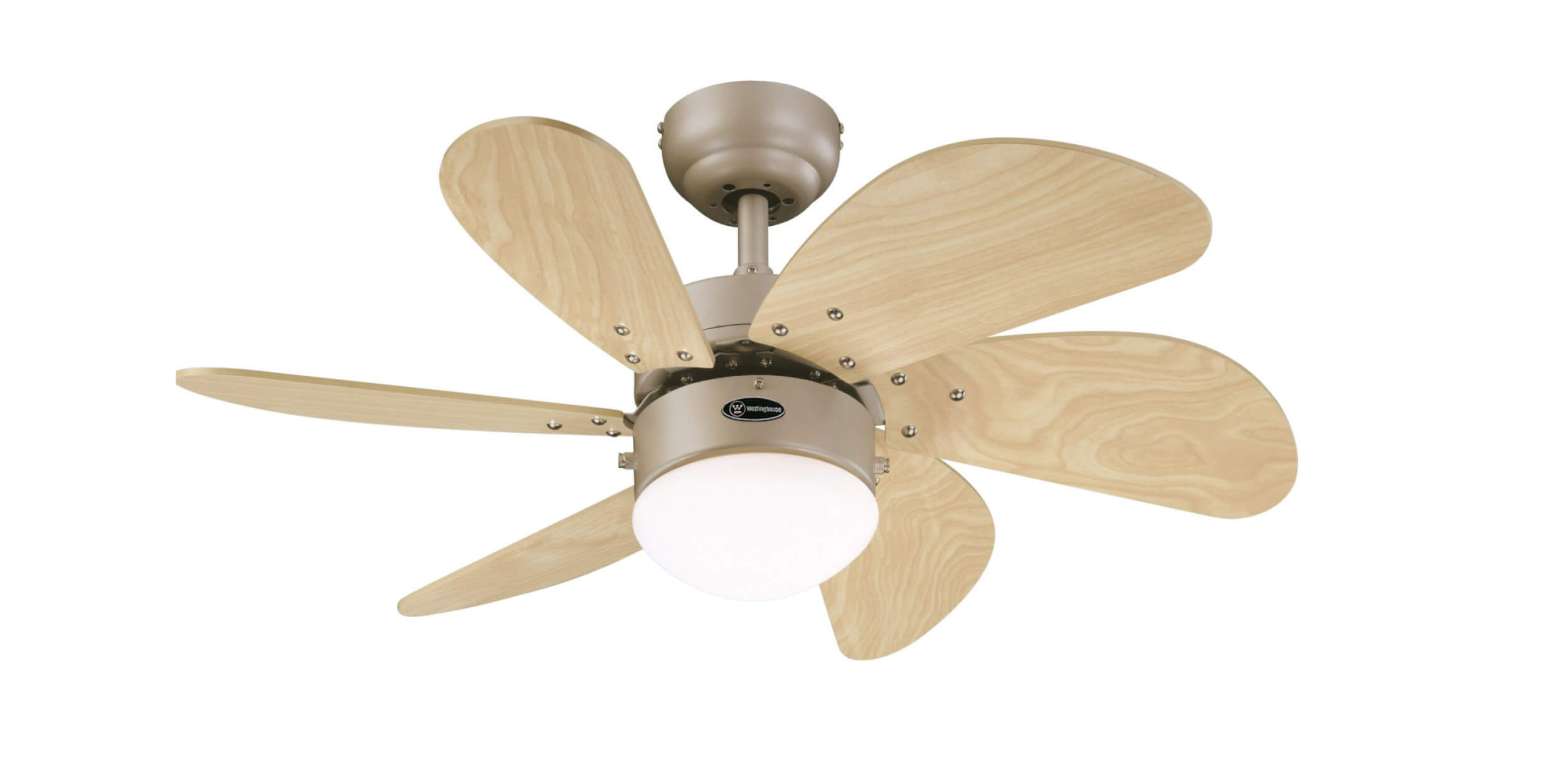 Un ventilatore da soffitto con sei pale in legno, una luce e un alloggiamento metallico. Il ventilatore è su sfondo bianco.