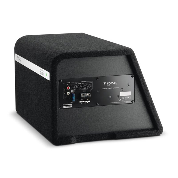 Ein schwarzer Subwoofer mit Bedienelementen und Verkabelung auf der Rückseite, vor weißem Hintergrund.