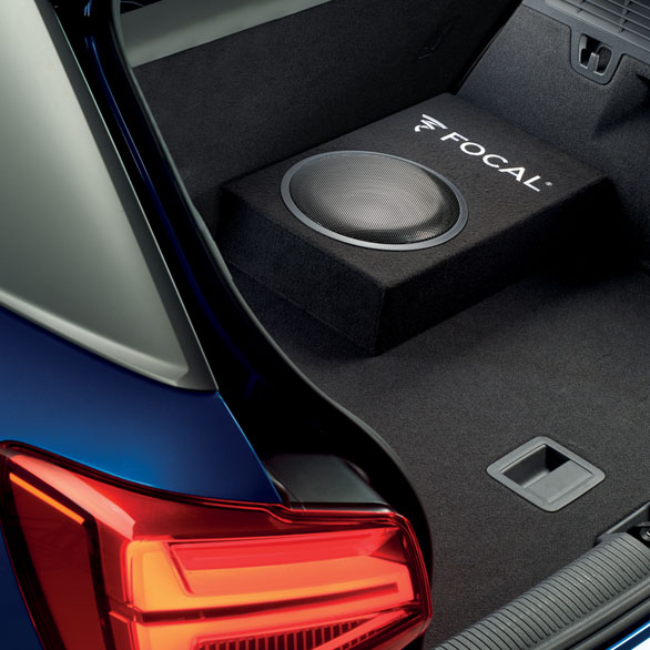 Kofferraum mit Focal Subwoofer-Box. Der Innenraum des Autos ist schwarz und blau.