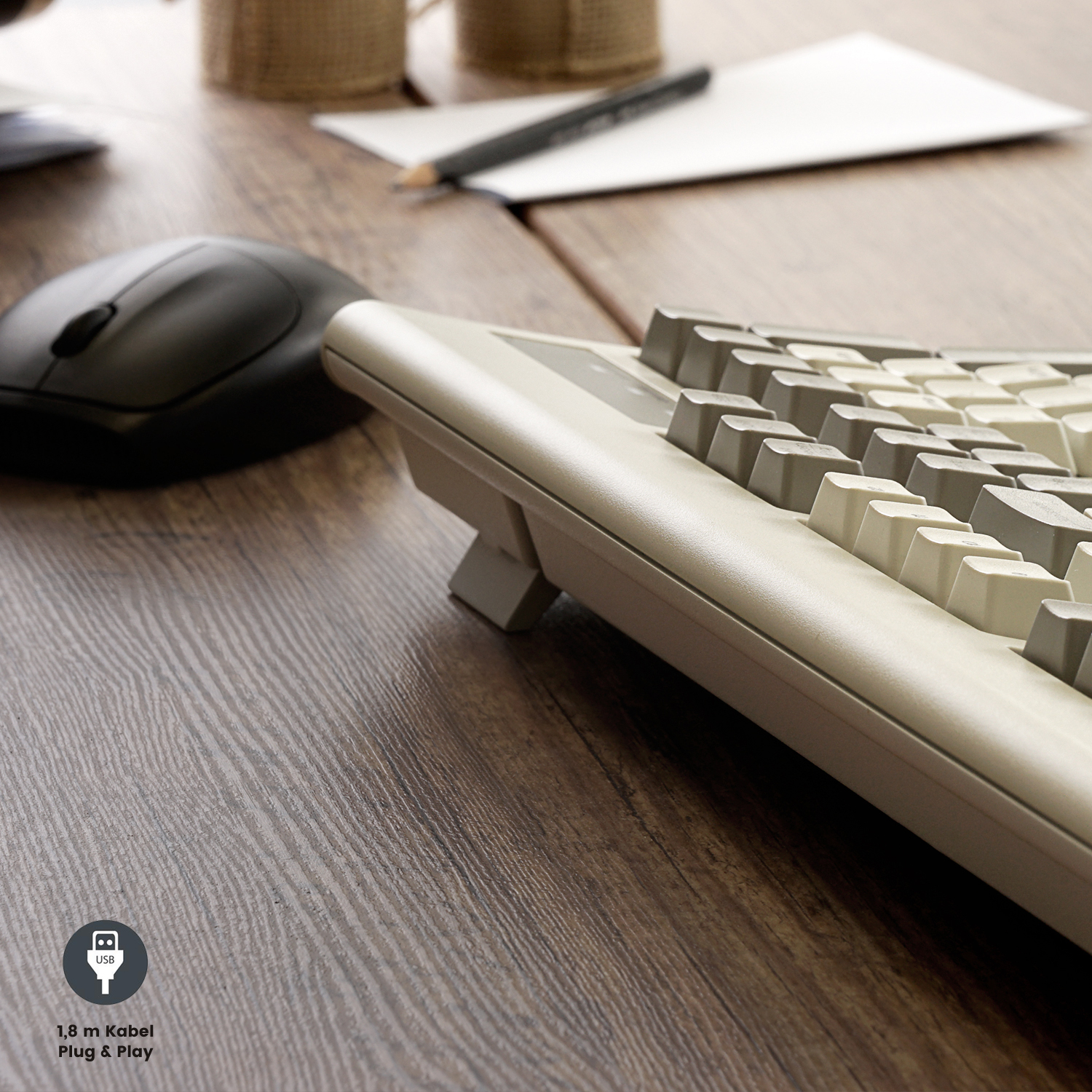Tastatur und Maus auf einem Holzschreibtisch. Die Tastatur ist beige und grau.