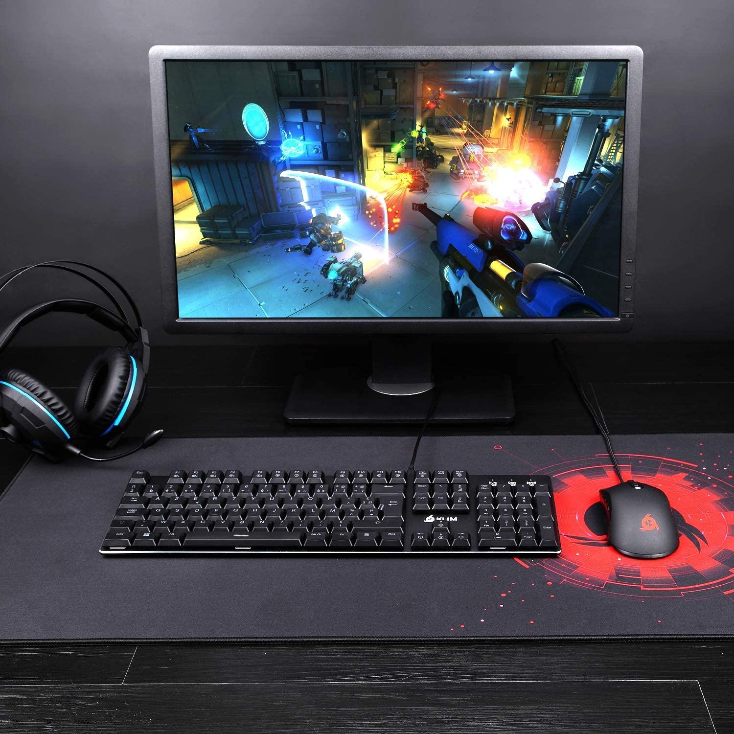 Ein Gaming-Setup: Monitor, Tastatur, Maus, Kopfhörer.