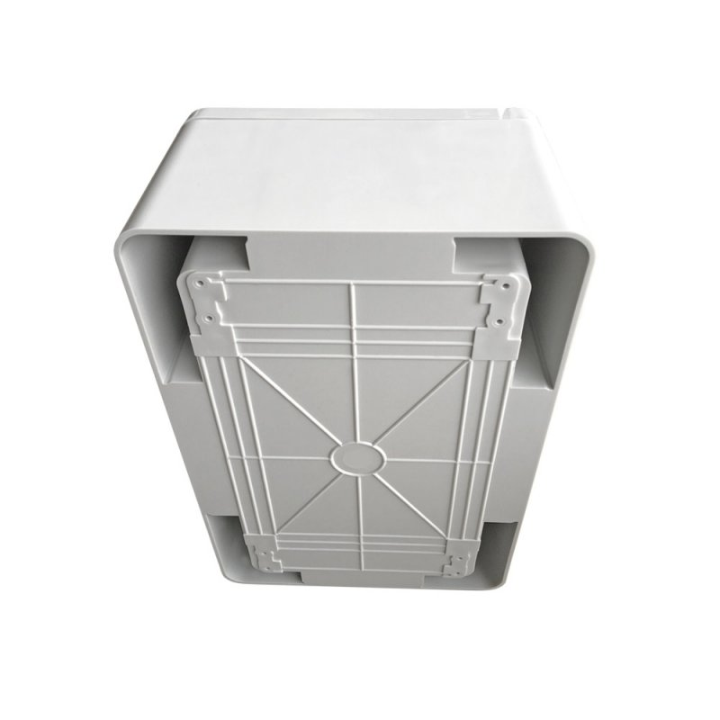Auf dem Kopf stehende, weiße Plastikbox mit Gittermuster. Weißer Hintergrund.