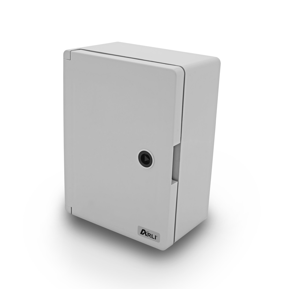 Eine weiße Elektrobox mit Tür. Sie hat ein schwarzes Schloss und ein Logo.