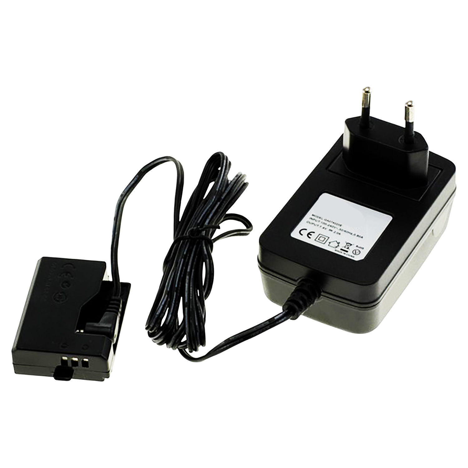 Schwarzes Ladegerät mit schwarzem Kabel und einem Adapter für eine Batterie auf weißem Hintergrund.