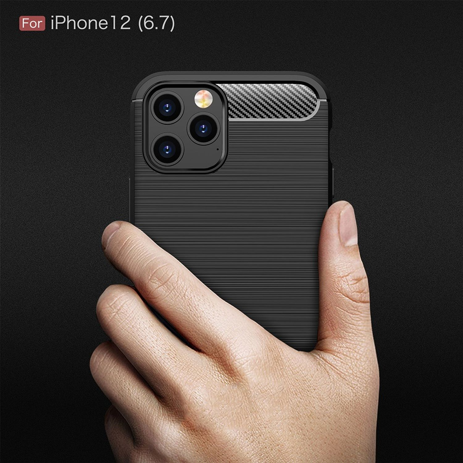 Eine Hand, die eine schwarze iPhone-Hülle hält. Die Hülle hat einen Carbonfaser-Effekt und drei Kameralinsen.