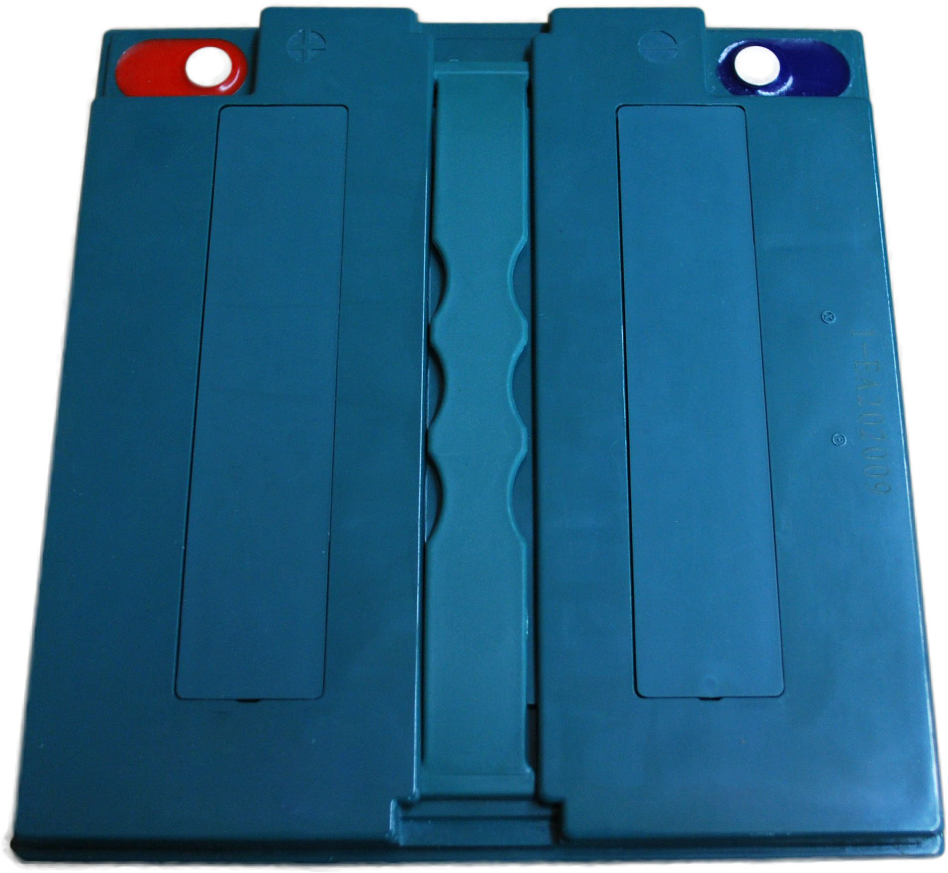 Blaue und grüne rechteckige Batterie mit roten und blauen Kreisen oben, weißer Hintergrund.