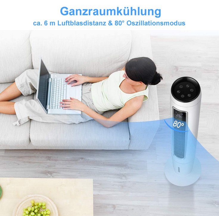 Frau auf Sofa mit Laptop, neben weißem Ventilator, der Luft bläst. Trauben auf dem Tisch.