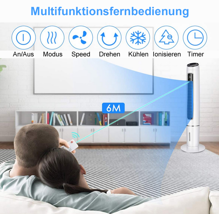 Ein Paar auf einer Couch betrachtet die Fernbedienung für einen Ventilator. Der Ventilator ist ein hoher weißer Turm.