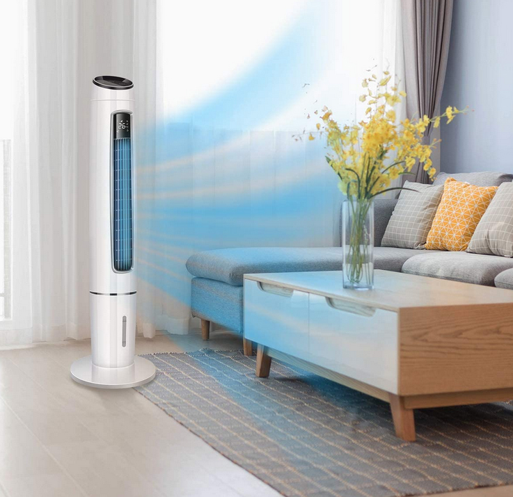 Weißer Ventilator in einem Wohnzimmer, blauer Luftstrom. Sofa, Tisch und gelbe Blumen sind sichtbar.