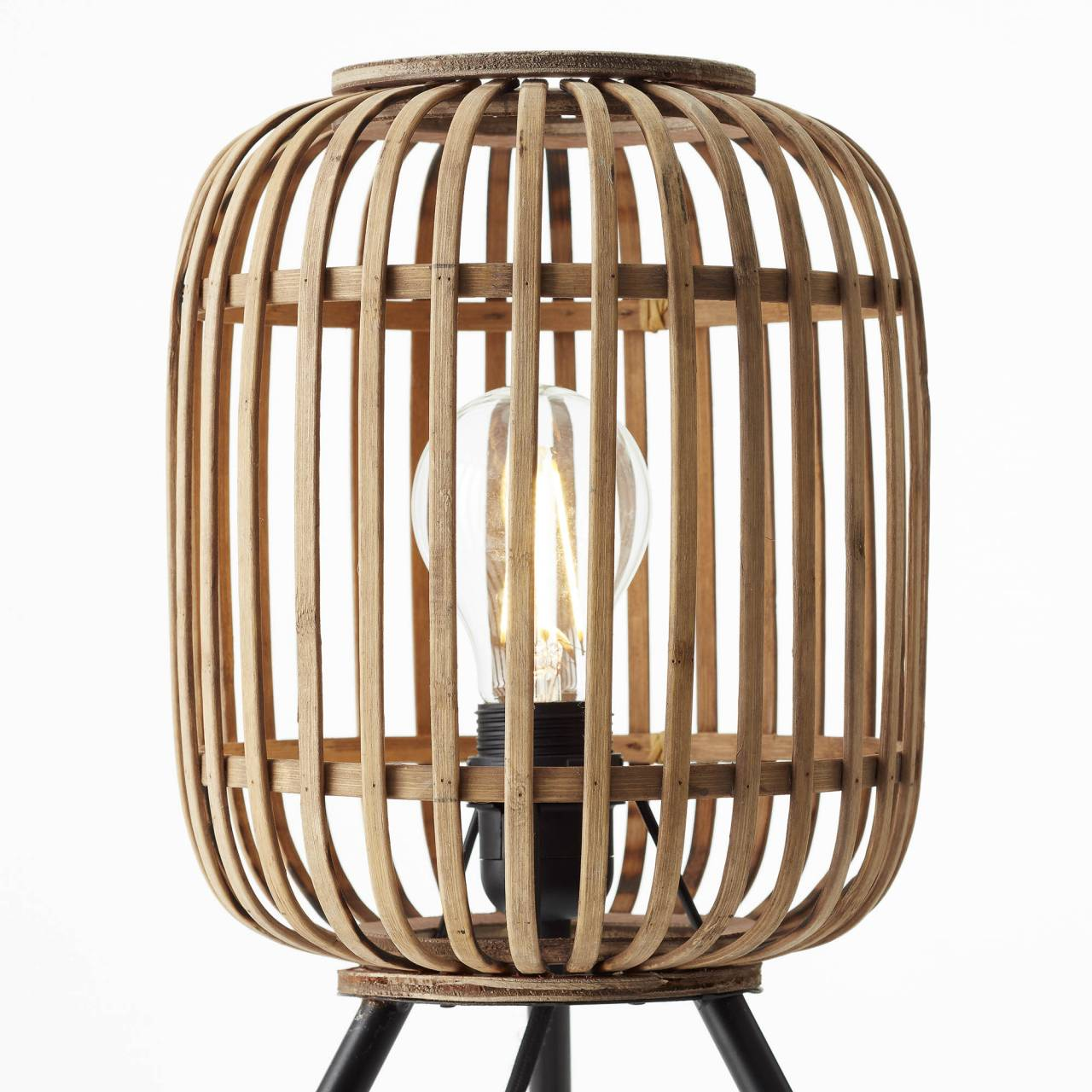Eine Holzlampe mit Glühbirne im Inneren, auf weißem Hintergrund.