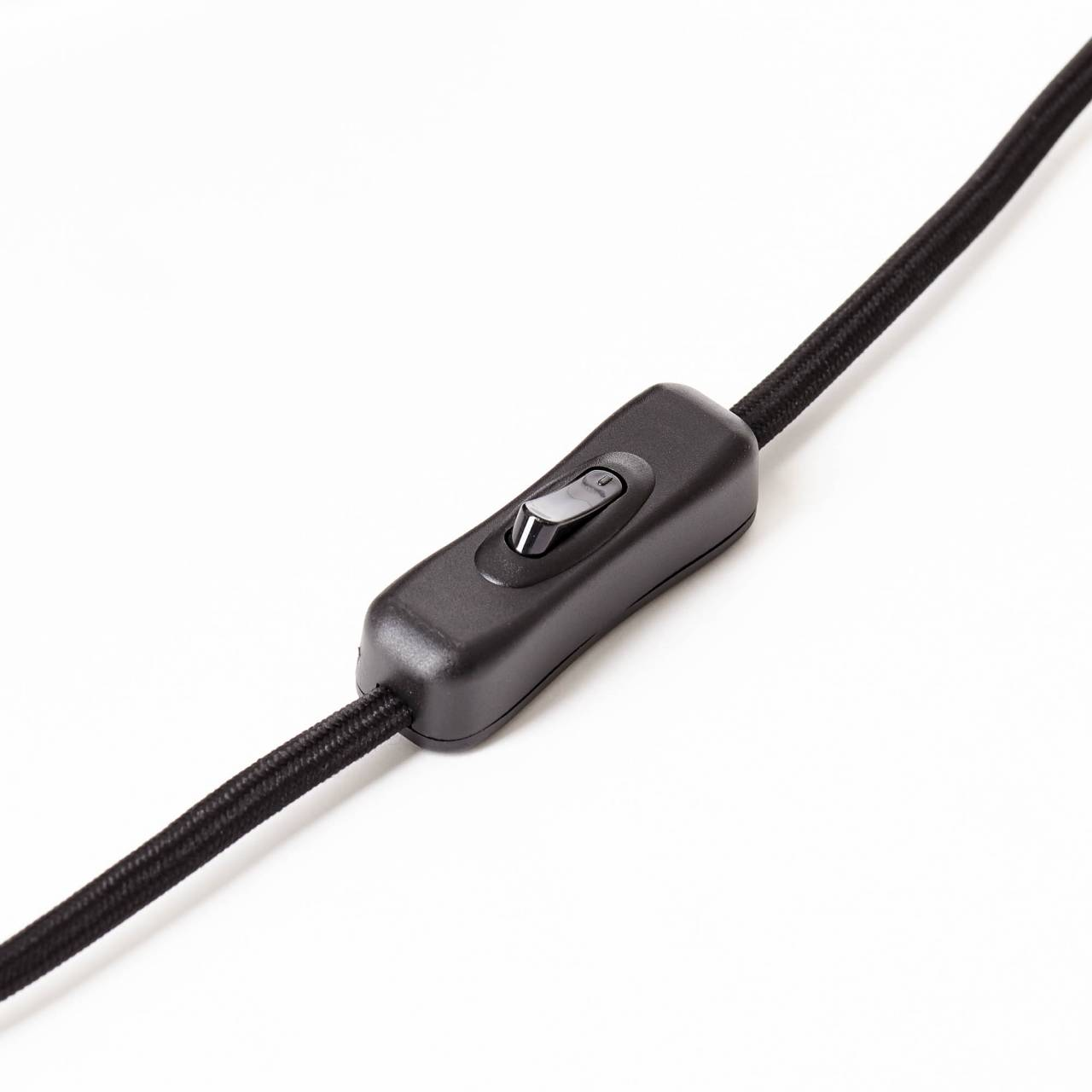 Schwarzer Schalter an einem schwarzen Kabel auf weißem Hintergrund.