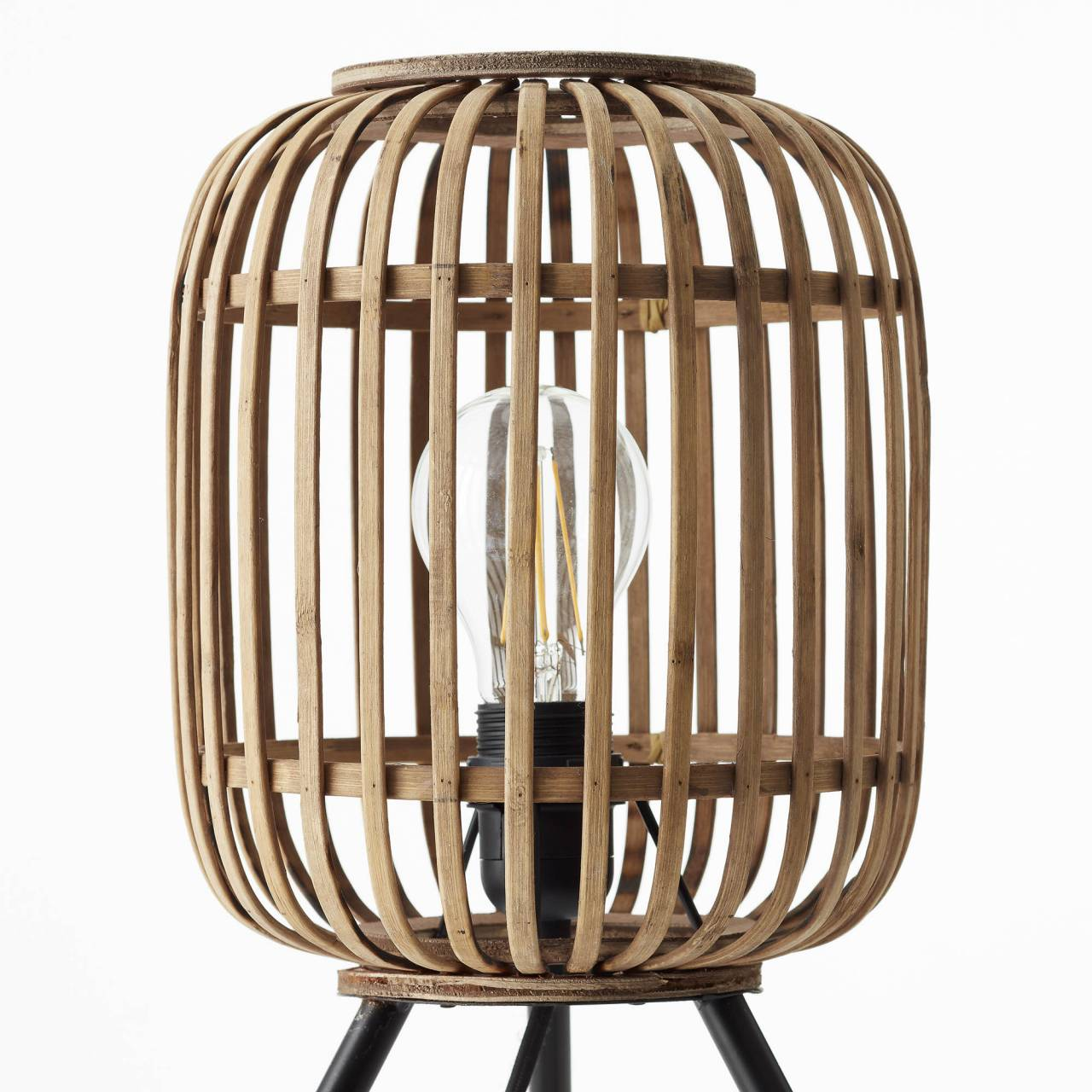 Eine Holzlampe mit käfigartiger Struktur. Im Inneren befindet sich eine Glühbirne. Schwarzer Ständer.