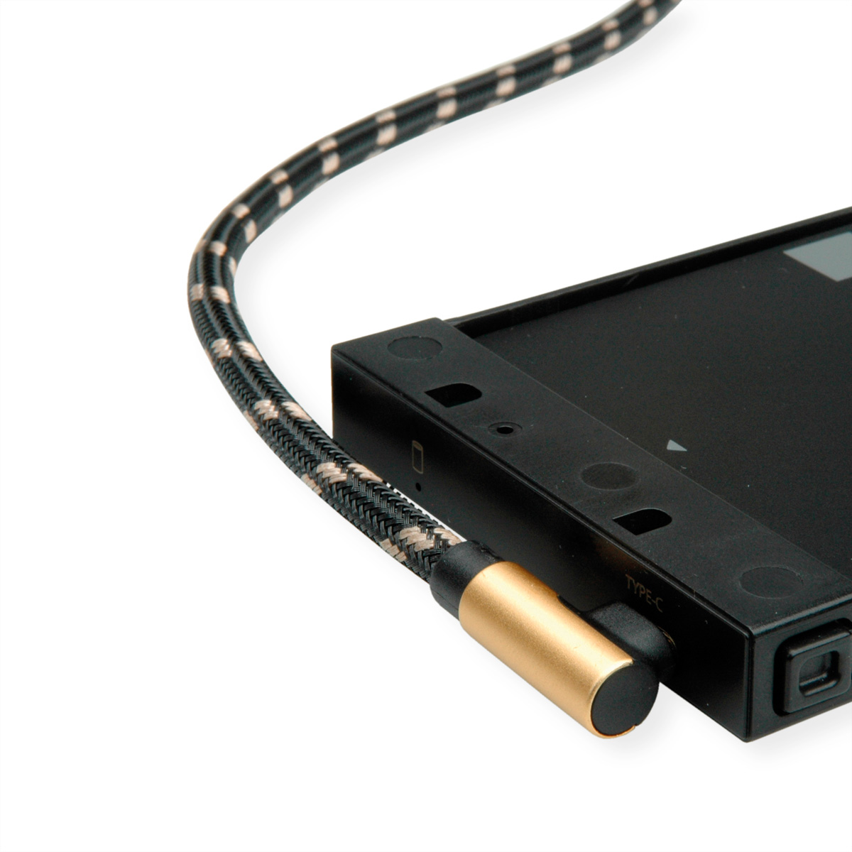 Appareil noir avec une prise USB-C dorée connectée à un câble noir et beige.