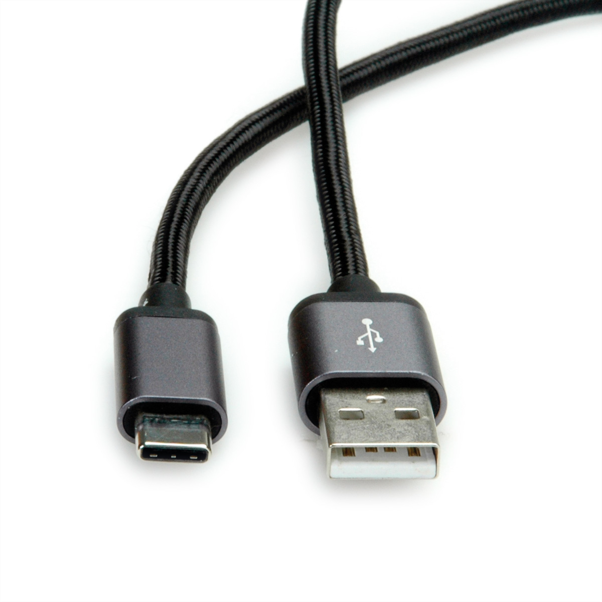 Un câble USB-C vers USB-A, avec un câble noir tressé, sur fond blanc.
