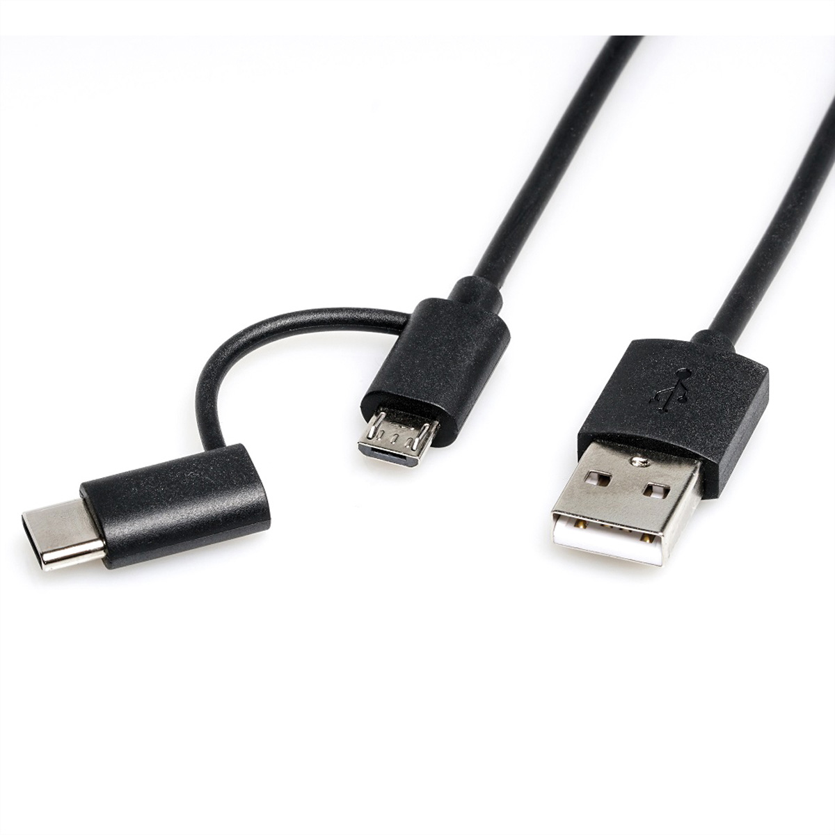 Gros plan de trois câbles USB noirs : USB-C, micro-USB et USB-A, sur fond blanc.
