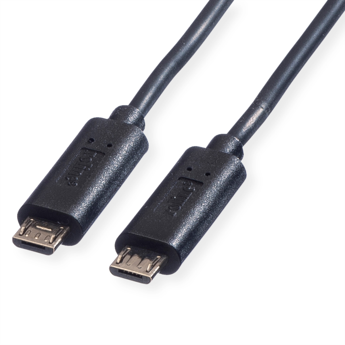 Câbles micro USB noirs. Gros plan des connecteurs. Fond blanc.