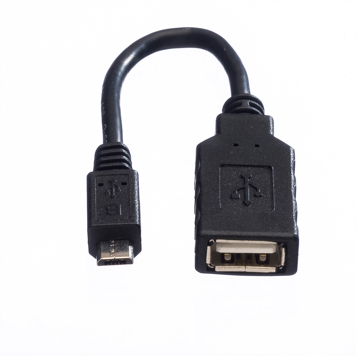 Zwarte USB-adapterkabel. Micro-USB naar USB type A. Witte achtergrond.
