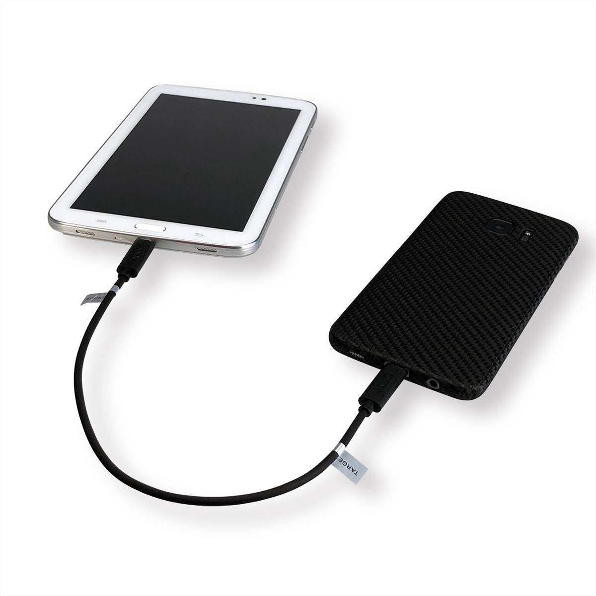 Tablette blanche chargeant une power bank noire, connectée par un câble USB noir.