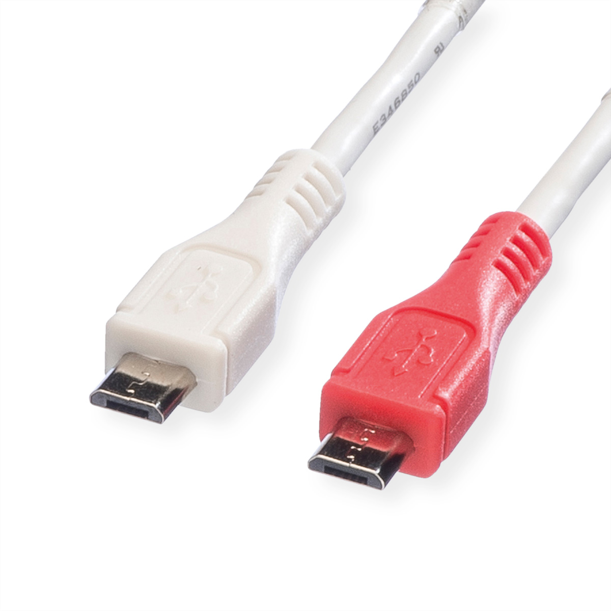 Câbles USB blancs et rouges avec connecteurs micro USB. Fond blanc. Gros plan.